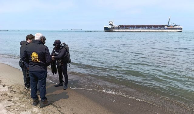 Sakarya'da karaya oturan kuru yük gemisinin etrafına koruyucu bariyer çekildi