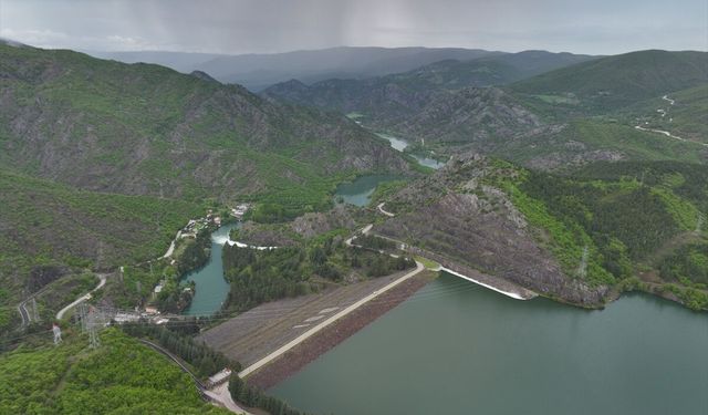 Tokat'ta Almus Baraj Gölü'nde dolusavaktan akan su dronla görüntülendi