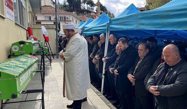 Uşak'taki kazada hayatını kaybeden 4 kişilik aile Kütahya'da defnedildi