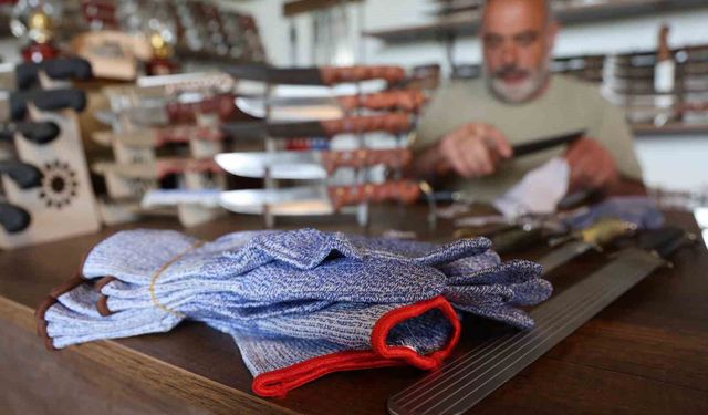 40 yıllık kasap, kesilmez eldiveni bıçakla test ederek acemi kasapları uyardı