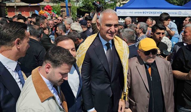 Bakan Ersoy Nazilli'de festival açılışına katıldı