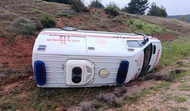 Başkentte direksiyon hakimiyetini kaybeden ambulans yan yattı
