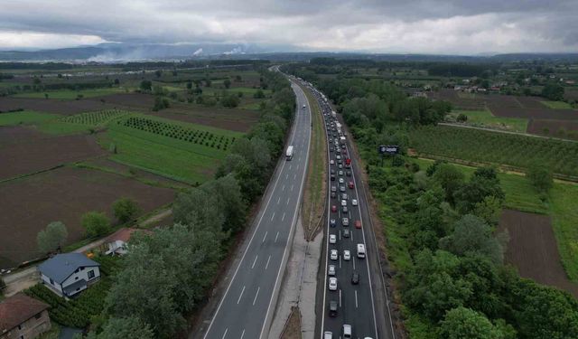 Bayram tatilinin ilk sabahında Sakarya geçişinde trafik durma noktasına geldi