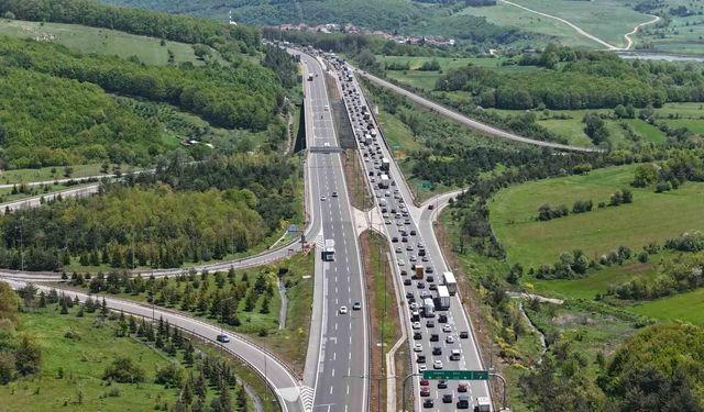 Bolu geçişinde bayram trafiği erken başladı: Yollarda uzun kuyruklar oluştu