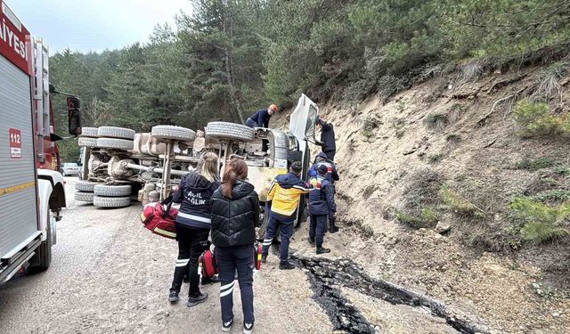 Bolu'da virajı alamayan hafriyat kamyonu devrildi: 1 ölü