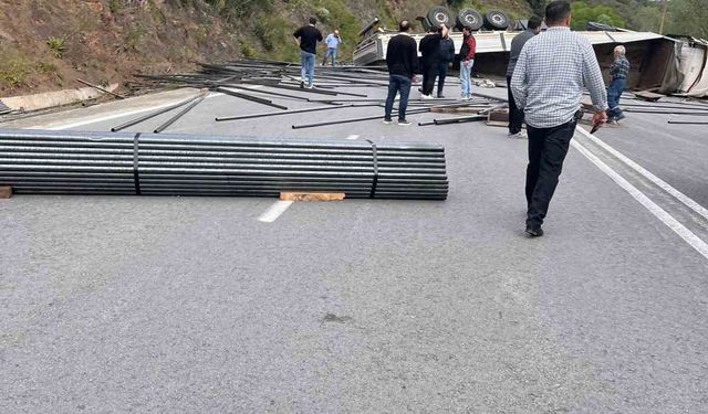 Çubuk demir yüklü tır devrildi, OSB yolu trafiğe kapandı