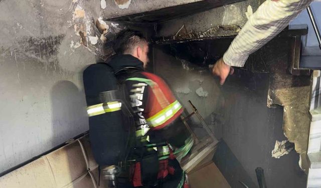 Erdek'te 2 katlı binanın giriş katında çıkan yangın söndürüldü