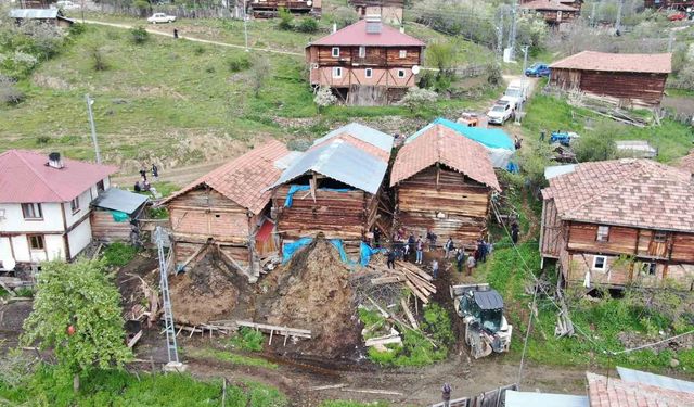 Göçen ahırın altında kalan kadın hayatını kaybetti, çok sayıda hayvan telef oldu