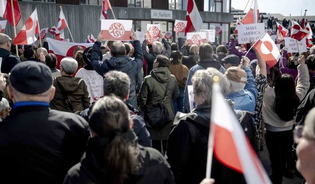 Grönland'daki yeni ABD konsolosluğu önünde protesto