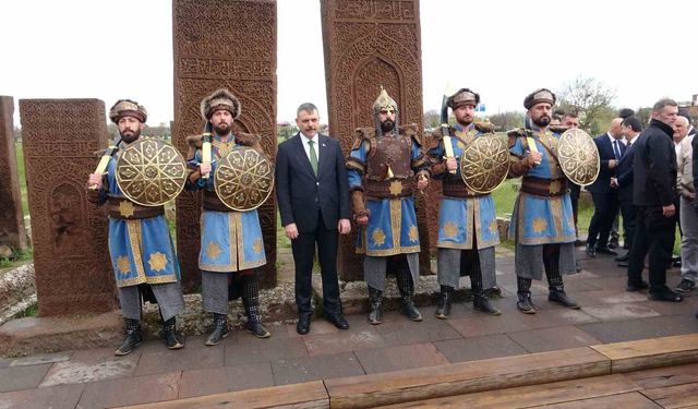 İçişleri Bakanı Mustafa Çiftçi, Ahlat'ta Selçuklu Mezarlığını ziyaret etti