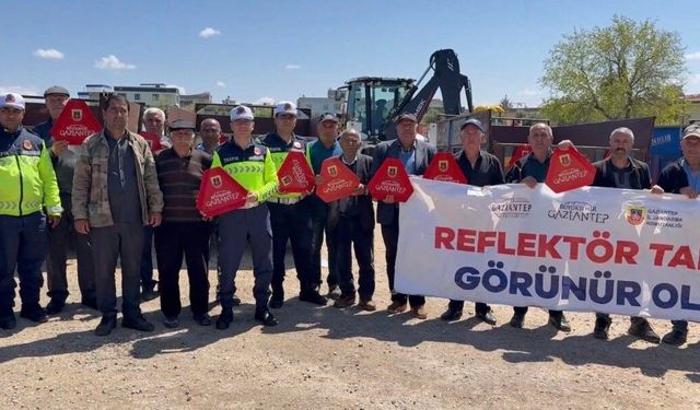 Jandarma 200 traktör sürücüsüne eğitim vererek 400 reflektör dağıttı