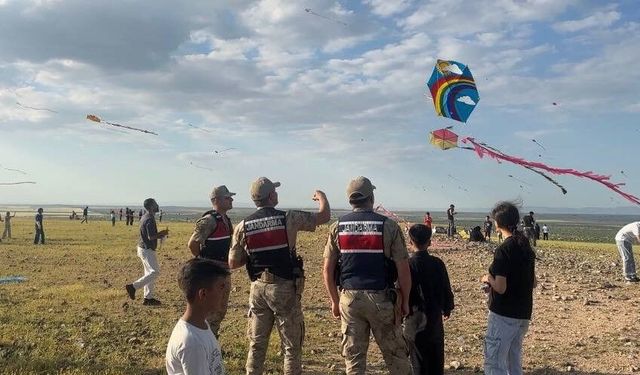 Jandarma sınırda çocuklarla birlikte uçurtma uçurdu