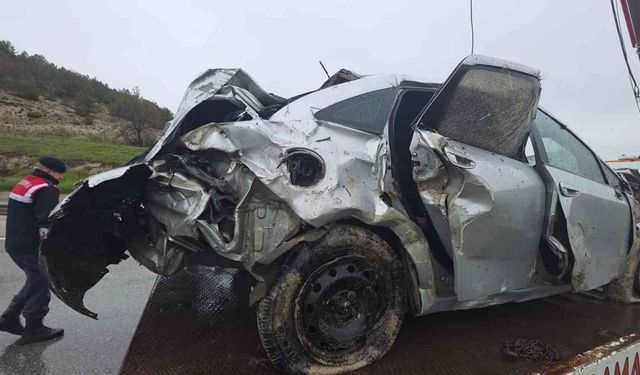 Kütahya'da otomobil uçuruma yuvarlandı: 1 ölü, 1 ağır yaralı