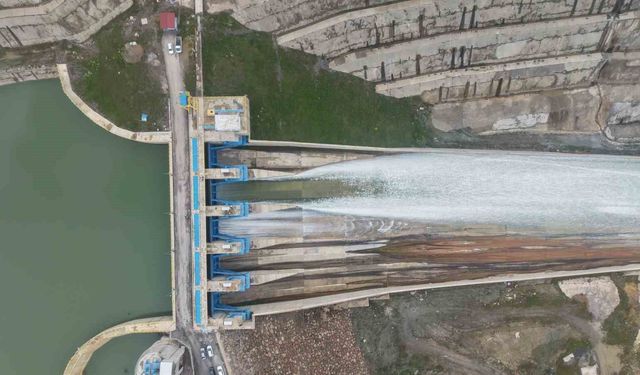 Muş'ta Alparslan-2 Barajı'nda ilk kez dolusavak kapakları açıldı