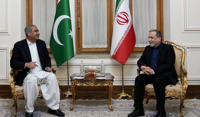 Pakistan İçişleri Bakanı Naqvi, İran Dışişleri Bakanı Arakçi ile bir araya geldi