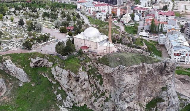 Uçurumun ucundaki türbenin kayalıklarında ıslah çalışmaları sürüyor