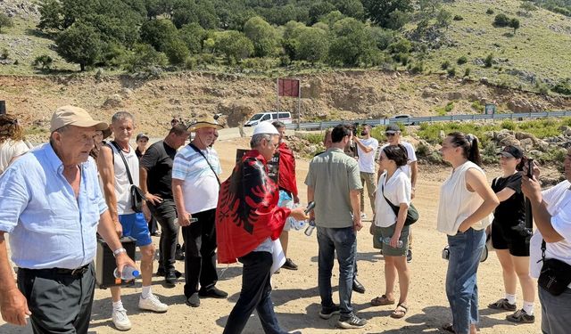Arnavutluk'ta turizm projelerine karşı Meclis binası önünde gösteri düzenlendi