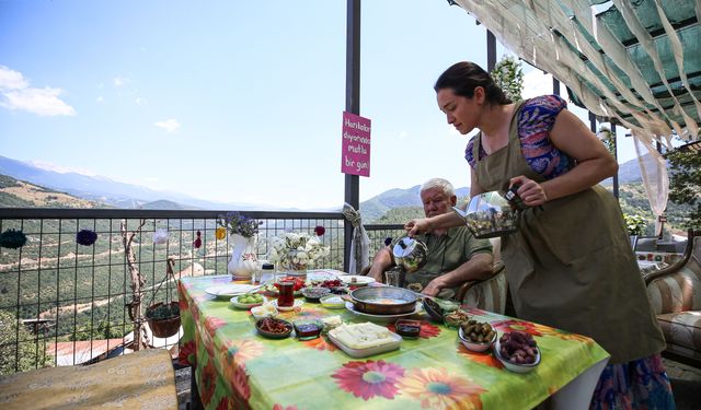 Ata toprağına sahip çıkmak için doğduğu köye kahvaltı evi açtı