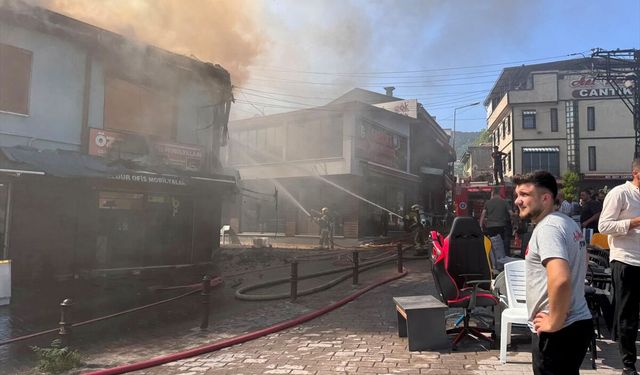 Bursa'da mobilya mağazasında çıkan yangına müdahale ediliyor