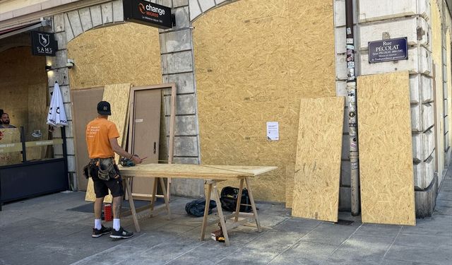 Cenevre'deki işletmeler, G7 Zirvesi karşıtı gösteri öncesi vitrinlerini koruma altına aldı