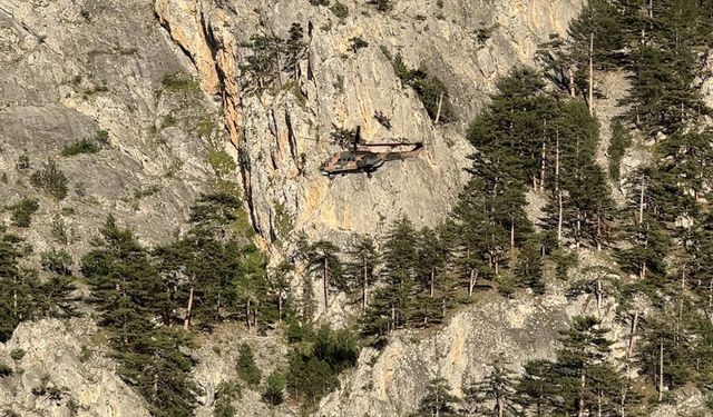 Çorum'da sarp arazide mahsur kalan kişi askeri helikopterle kurtarıldı