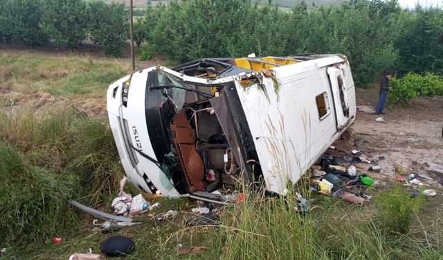 Isparta'da tur otobüsünün devrildiği kazada 4 kişi öldü, 15 kişi yaralandı