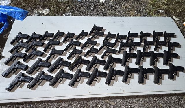 İstanbul'da kaçak silah operasyonunda 20 tabanca ele geçirildi