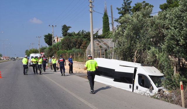 Mersin'de gasbettiği yolcu minibüsüyle kaza yapan zanlı hayatını kaybetti