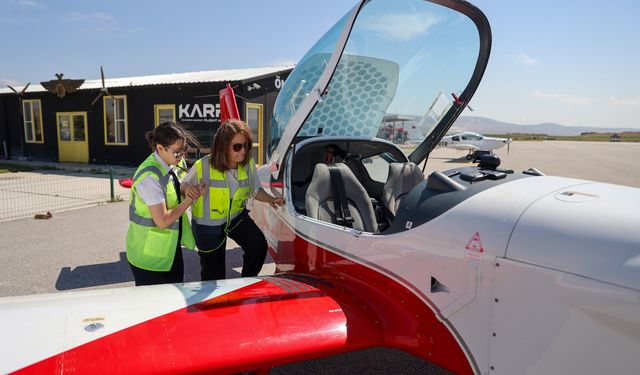 Pilotluk hayalini gerçekleştiren genç kız mezuniyet heyecanını annesiyle gökyüzünde yaşadı