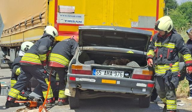 Samsun'da park halindeki tırın dorsesine çarpan otomobildeki karı koca öldü