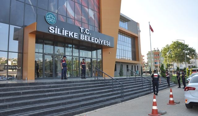 Silifke Belediyesine yönelik operasyonda Belediye Başkanı Turgut ve 17 şüpheli gözaltına alındı