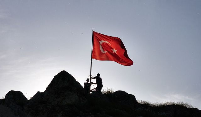 Sivas'ta yıpranan Türk bayrağı 2 saatlik tırmanışın ardından değiştirildi