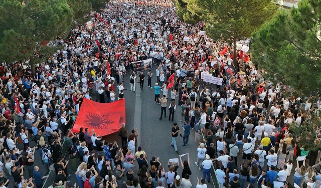 Tiran'da 'Arnavutluk satılık değildir' sloganıyla protesto düzenlendi