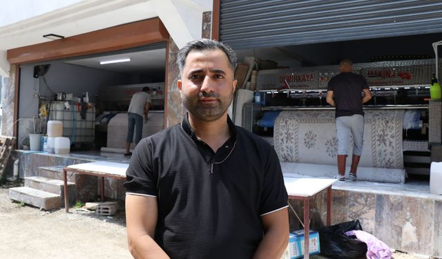 Yıkamak için aldığı battaniyeden çıkan 3 cüzdanı müşterisine teslim etti