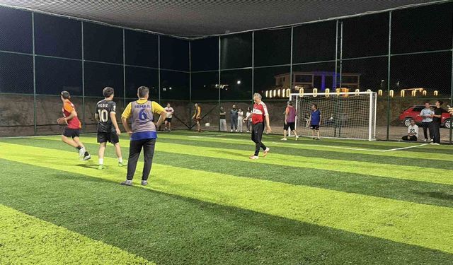 Başkan Çenet, söz verdiği halı sahayı tamamlayıp öğrencilerle sahaya çıktı