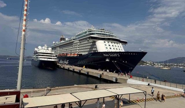 Bodrum Limanı'na aynı gün iki kruvaziyer: '2 bin 583 turist geldi'