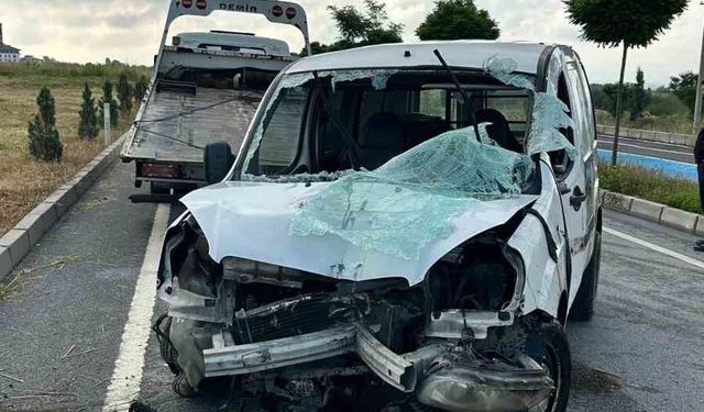 Bolu'da kontrolden çıkan hafif ticari araç devrildi: Sıkışan sürücüyü itfaiye kurtardı