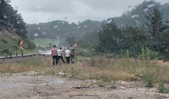 Bolu'da virajı alamayan hafif ticari araç yoldan çıktı: 3 yaralı
