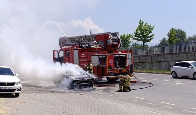 Bursa'da seyir halindeki araç alev topuna döndü sürücü son anda kurtuldu