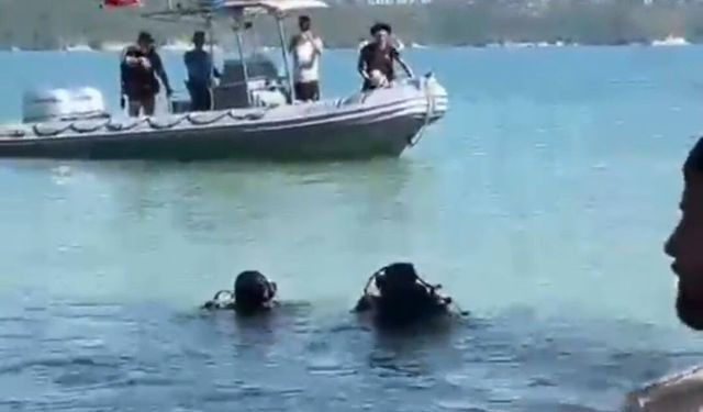 Dalgıç polisin dakikalarca süren mücadelesi sonuç verdi: Kalbi duran 8 yaşındaki çocuk hayata döndü