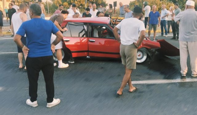 Edremit'te otomobiller çarpıştı: 2 ölü, 3 ağır yaralı