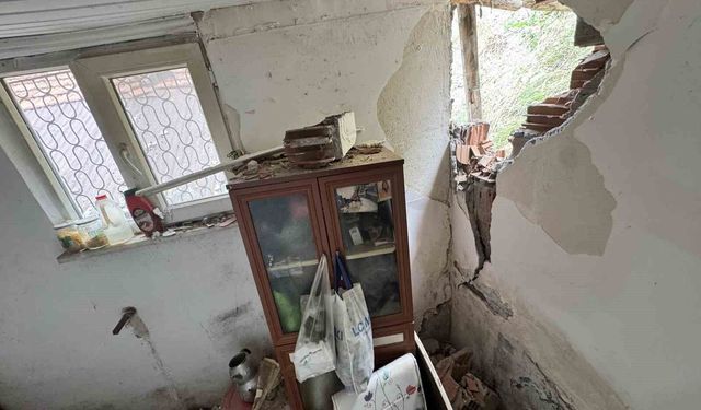 Heyelanda kaya parçalarının isabet ettiği ev hasar gördü