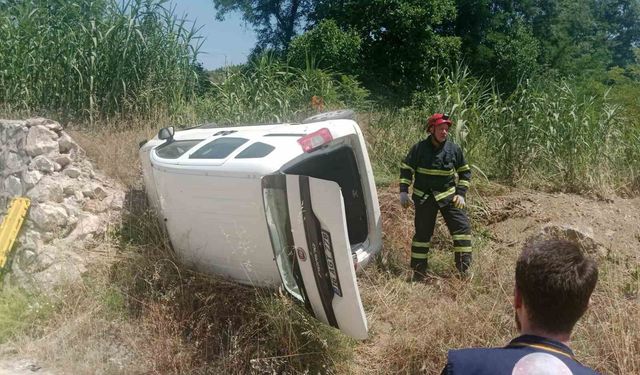 İstinat duvarına çarpan hafif ticari araç yan yattı: 1 yaralı