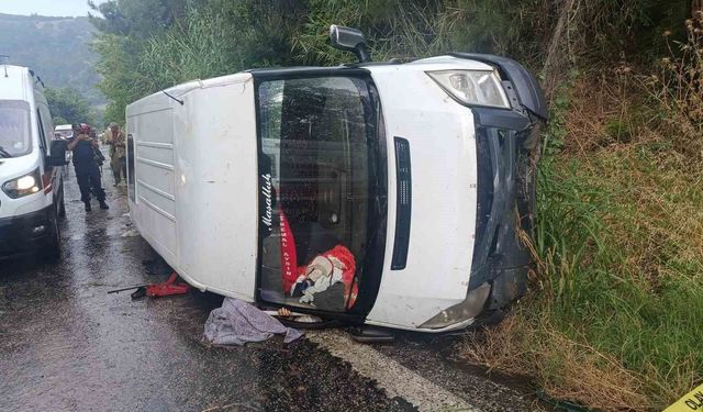 İzmir'de işçi servisi devrildi: 1 ölü, 2'si ağır 10 yaralı