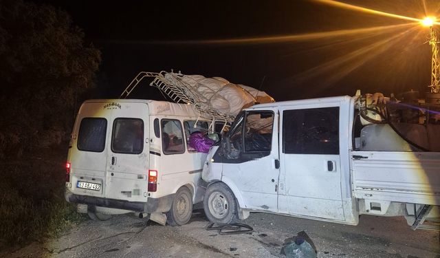 Konya'da kamyonet ile minibüs çarpıştı: 7 yaralı