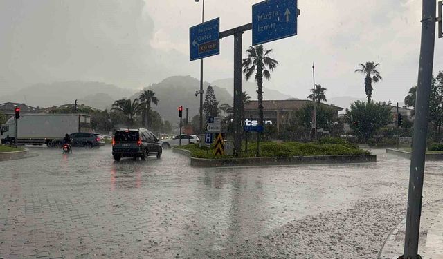 Marmaris'te sağanak yağış hayatı olumsuz etkiledi