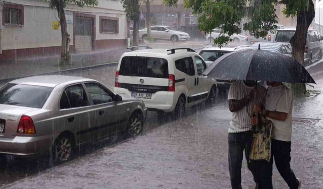 Meteoroloji uyarmıştı: Kars'ı dolu vurdu, Sanayi Bölgesi beyaza büründü