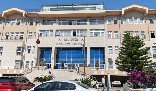 Silifke Belediyesi'ne yönelik operasyonda gözaltına alınan 19 şüpheli adliyeye sevk edildi