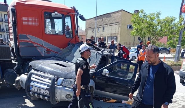 Yüksekova'da hafif ticari araç ile vinç çarpıştı: 1 yaralı