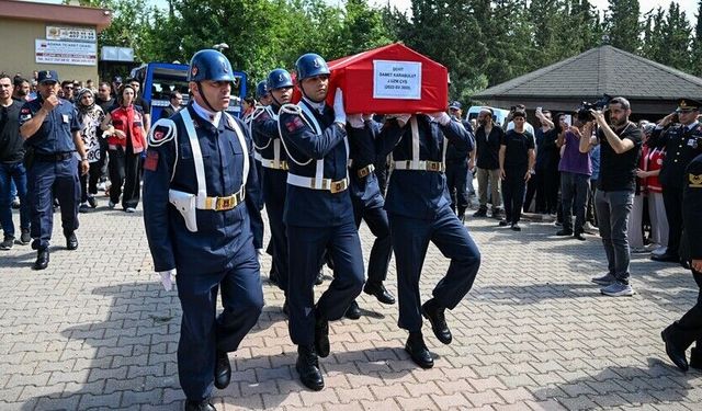Trafik kazasında şehit olan uzman çavuşun cenazesi Adana'da defnedildi